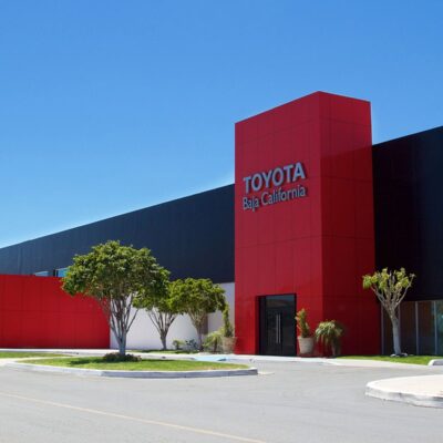 Alucobond Cliente Toyota instalación